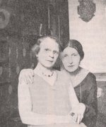 Fotografie: Toni Ebel und Charlotte Charlaque (von links) in ihrer Berliner Wohnung, 1933