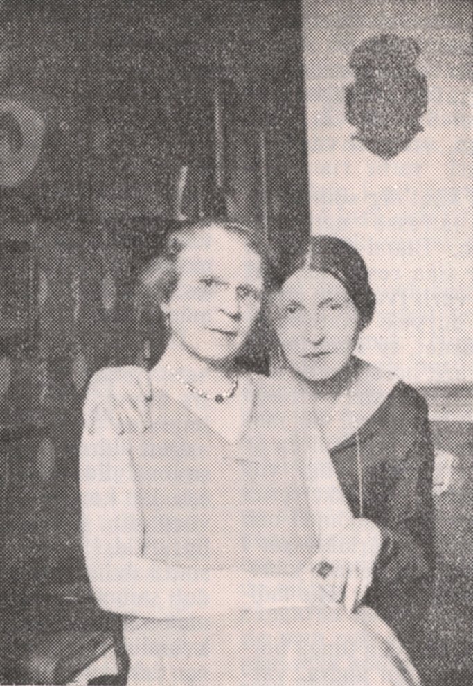 Fotografie: Toni Ebel und Charlotte Charlaque (von links) in ihrer Berliner Wohnung, 1933