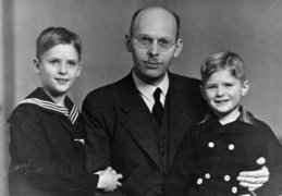 Werner Sylten mit seinen Söhnen Walter (rechts) und Reinhard (links), April 1936