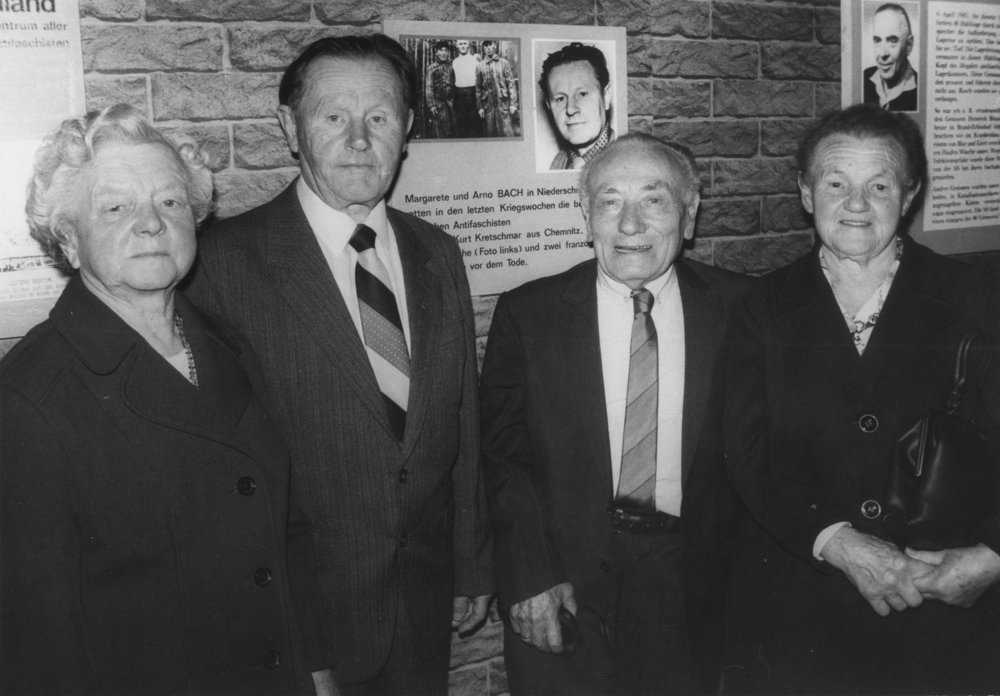 Fotografie: Margarete und Arno Bach, Michał Rozenek und Luise Griesmann (von links) vor der Darstellung der Rettungsgeschichte im Arbeitermuseum in Pockau, 1987