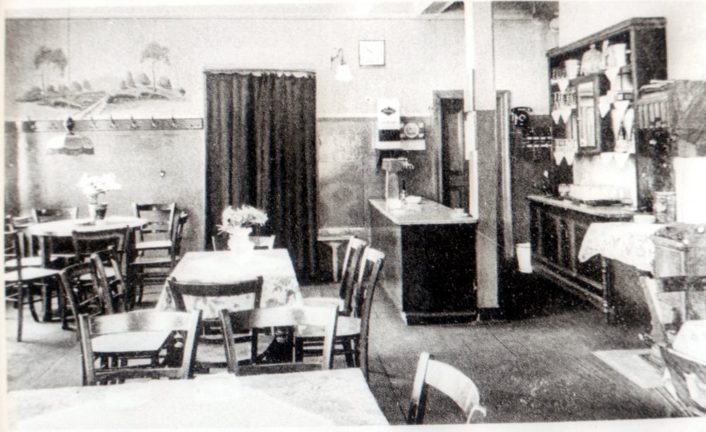 Fotografie: Schankraum der Gaststätte „Zur kleinen Hütte“, Luckenwalde, um 1940