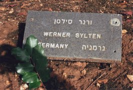 Memorial plaque for Werner Sylten on the Avenue of the Righteous at Yad Vashem Holocaust memorial center, Jerusalem, undated.