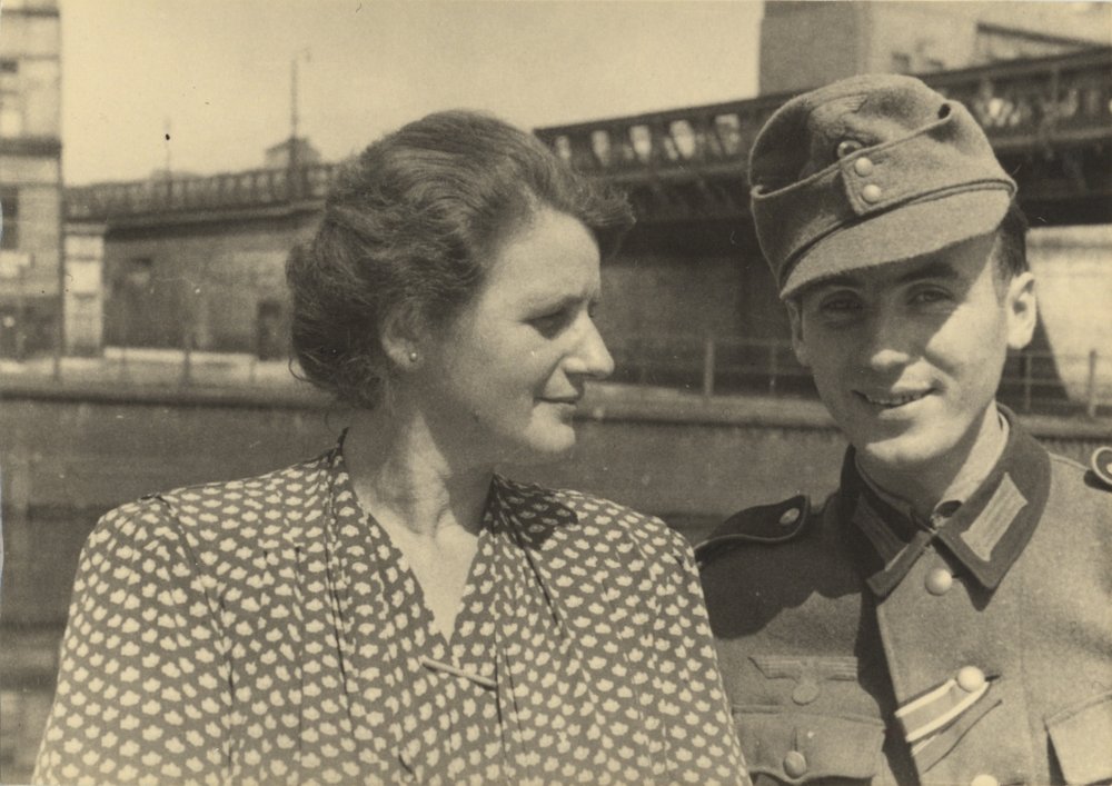 Fotografie: Christine Engler mit ihrem Sohn Werner Kundt, Berlin, 20. Juni 1943