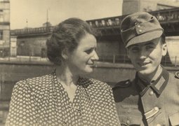 Fotografie: Christine Engler mit ihrem Sohn Werner Kundt, Berlin, 20. Juni 1943