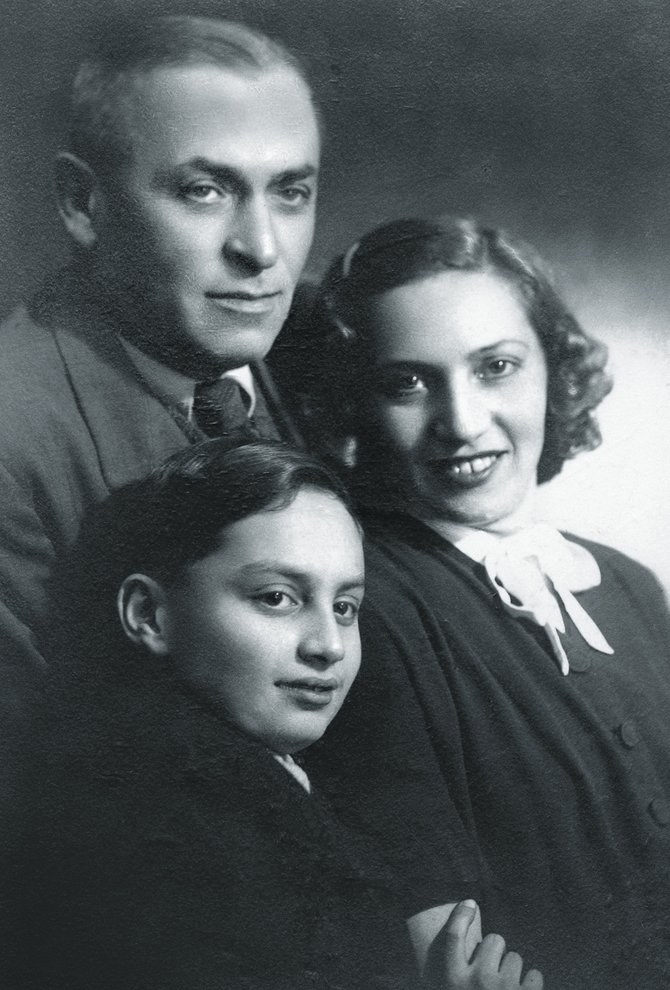 Fotografie: Samuel Bak, seine Mutter Mitzia und sein Stiefvater Natan Markowsky im Lager für Displaced Persons in Landsberg am Lech 1947