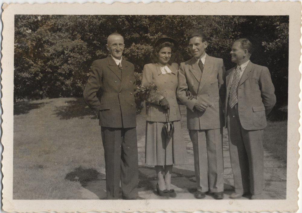 Fotografie: Hochzeitsfoto von Ruth Jacks und Karl-Heinz Winkelmann mit den Trauzeugen Leo Lindenberg (links) und Karl Winkelmann (rechts), Berlin, 5. August 1949