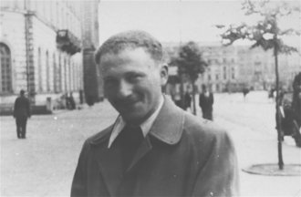 Fotografie: Benjamin Międzyrzecki alias Czesław Pankiewicz nach seiner Flucht aus dem Ghetto, Warschau 1943