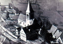 Pfarrhaus (das große Haus vorn), Kirche und Friedhof von Gebersheim, um 1940
