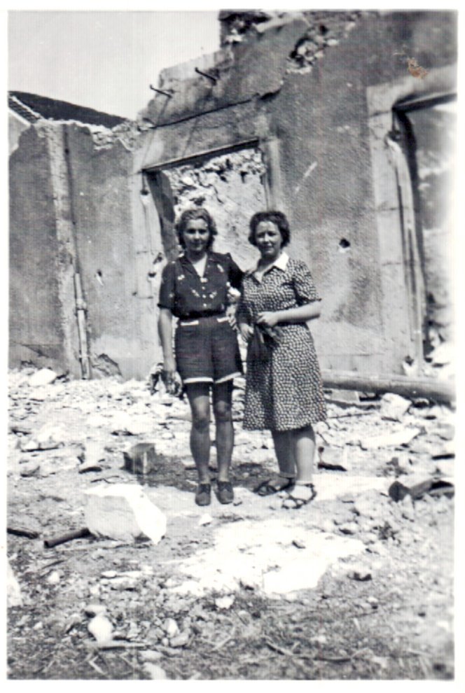 Fotografie: Jeanne Barnier (rechts) und eine unbekannte Person in Vassieux-en-Vercors, einem von der Wehrmacht 1944 zerstörten Dorf im Südosten Frankreichs, 1945