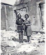 Jeanne Barnier (rechts) und eine unbekannte Person in Vassieux-en-Vercors, einem von der Wehrmacht 1944 zerstörten Dorf im Südosten Frankreichs, 1945