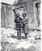 Fotografie: Jeanne Barnier (rechts) und eine unbekannte Person in Vassieux-en-Vercors, einem von der Wehrmacht 1944 zerstörten Dorf im Südosten Frankreichs, 1945