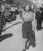 Fotografie: Melanie Berger auf der Canebière, der Hauptgeschäftsstraße von Marseille, April 1946