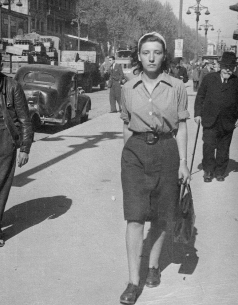 Fotografie: Melanie Berger auf der Canebière, der Hauptgeschäftsstraße von Marseille, April 1946