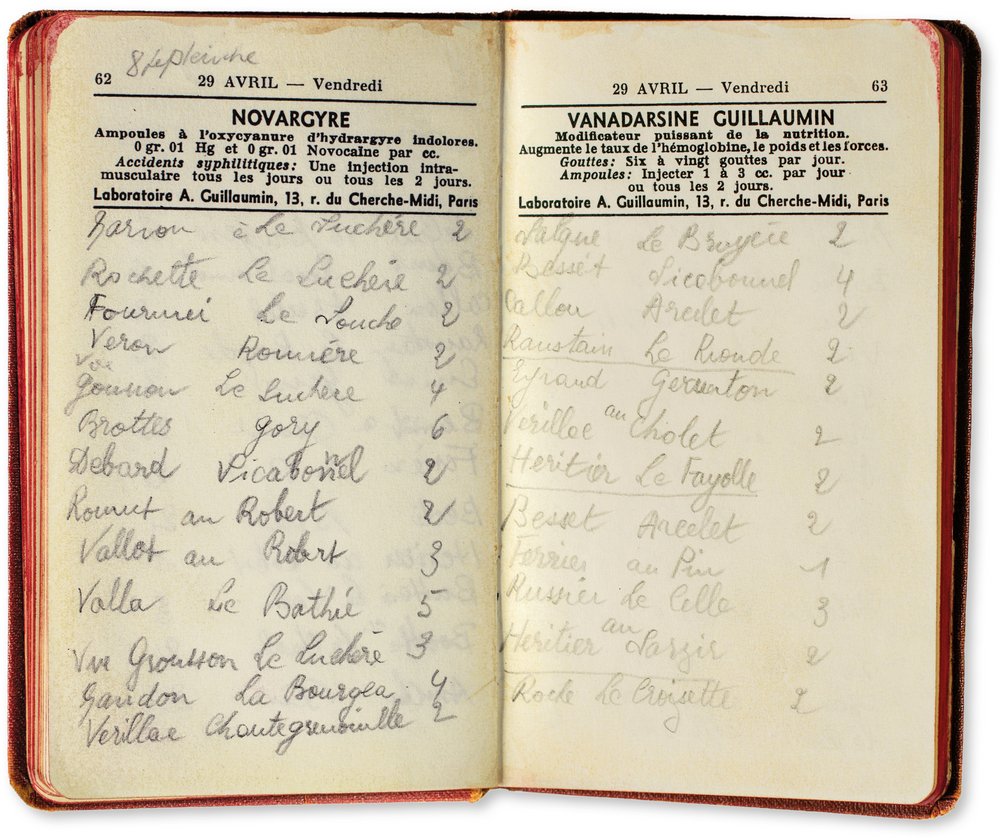 Fotografie: Seite aus dem Notizbuch von Madeleine Dreyfus mit Namen und Wohnorten von Bäuerinnen und Bauern und der Anzahl der Kinder, die sie aufnehmen wollen, darunter auf der rechten Seite die Héritiers in La Fayolle, 1942