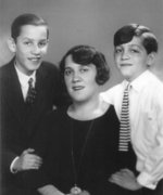 Manfred Alexander (links) mit Mutter und Bruder Gert (1926–2020), undatiert