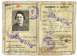 Erna Flecks Ausweis als „Opfer des Faschismus“, ausgestellt am 17. August 1946