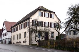 Das Pfarrhaus in der Kirchstraße 1 in Kernen-Stetten mit der Gedenktafel für Hildegard Spieth an der Straßenseite des Hauses, Aufnahme von 2018