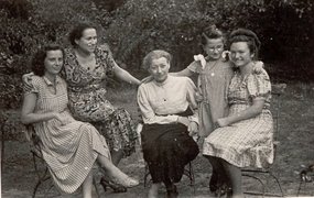 Fotografie: Von links: Lotte Baus, Herta Goldstein, Julie Abegg, Evelyn Goldstein, Hildegard Knies, Berlin 1949