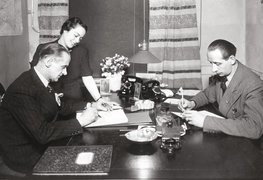 Otto Weidt, seine Sekretärin Alice Licht und sein Stellvertreter Gustav Kremmert in Otto Weidts Büro in der Blindenwerkstatt in der Rosenthaler Straße 39, Berlin, um 1941