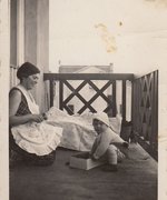 Fotografie: Eva Löwidtová mit ihrer Mutter Marta auf dem Balkon ihres Hauses in Děčín (Tetschen), 1932