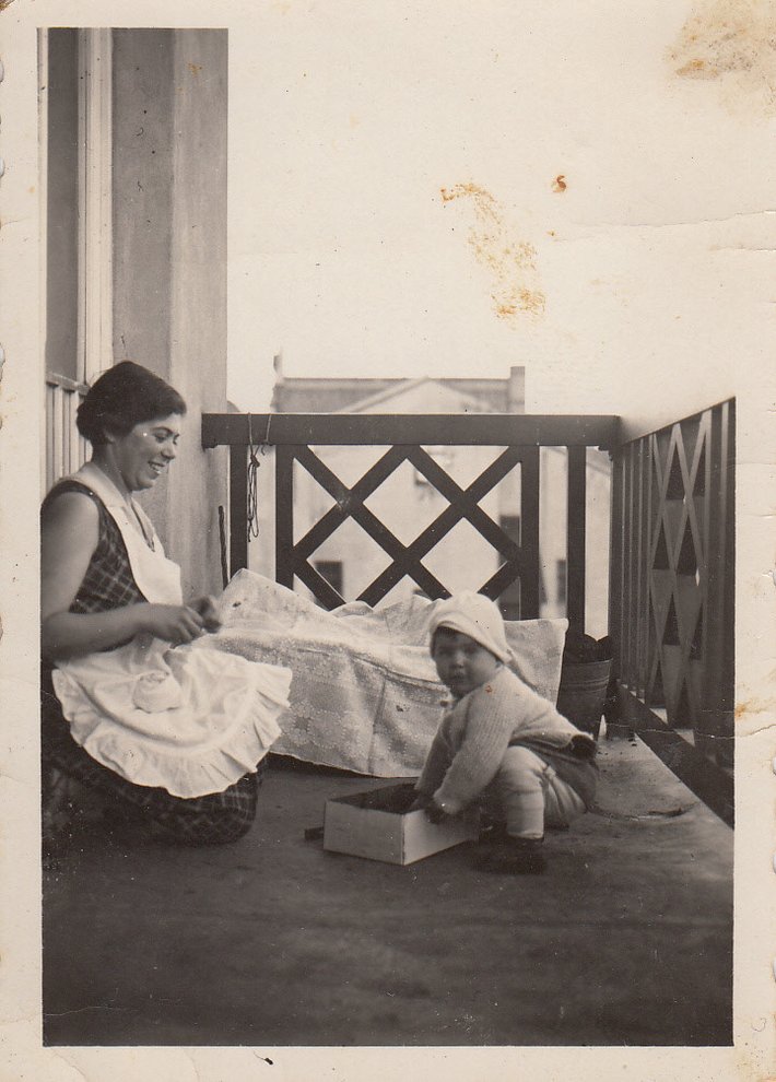 Fotografie: Eva Löwidtová mit ihrer Mutter Marta auf dem Balkon ihres Hauses in Děčín (Tetschen), 1932