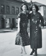 Betzy Rosenberg und ihre Tante Maja Philipsohn. Links im Bild das Geschäft in der Prinsensgate, um 1933