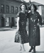 Fotografie: Betzy Rosenberg und ihre Tante Maja Philipsohn. Links im Bild das Geschäft in der Prinsensgate, um 1933