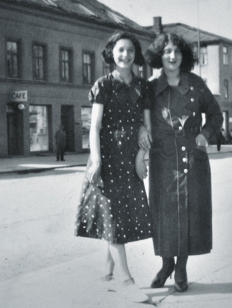 Fotografie: Betzy Rosenberg und ihre Tante Maja Philipsohn. Links im Bild das Geschäft in der Prinsensgate, um 1933