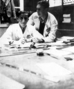 Fotografie: Robert Eisenstädt bei der Arbeit in der Hanauer Gummischuhfabrik, um 1938
