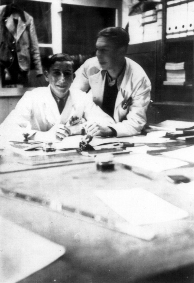 Fotografie: Robert Eisenstädt bei der Arbeit in der Hanauer Gummischuhfabrik, um 1938