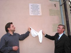 Unveiling a plaque commemorating Hildegard Spieth on the parish house in Stetten, April 2004.