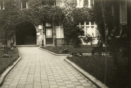 Hinterhof und Gartenhaus der Wielandstraße 18, Berlin, um 1955