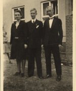 Fotografie: Frida, Horst und Hans Winkler am Tag von Horsts Konfirmation, Luckenwalde 1943