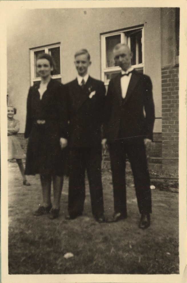 Fotografie: Frida, Horst und Hans Winkler am Tag von Horsts Konfirmation, Luckenwalde 1943
