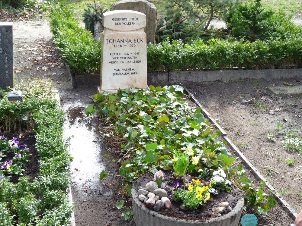Fotografie: Ehrengrab von Johanna Eck auf dem St.Matthias-Friedhof, Berlin-Tempelhof, Röblingstraße, 2011