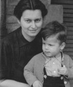 Elisabeth Kirschmann mit ihrem Sohn Helmuth, um 1943