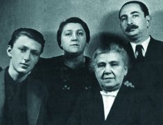 Familie Schönhaus, von links: Cioma, Fanja (1899–1942) und Boris Schönhaus (1898–1942), vorne rechts die Großmutter Enta Berman (1869–1943), um 1938