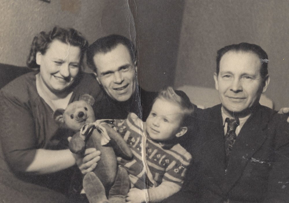 Fotografie: Mihails Rage (2. von links) mit seiner Familie und dem Retter Jānis Lipke (rechts), Riga, 1950er-Jahre