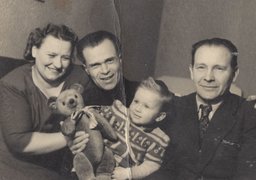 Fotografie: Mihails Rage (2. von links) mit seiner Familie und dem Retter Jānis Lipke (rechts), Riga, 1950er-Jahre