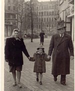 Fotografie: Familie Abraham nach der Befreiung, Berlin, um 1946