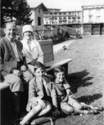 Manfred Alexander (Mitte), mit Bruder Gert und den Eltern Max-Isidor und Judith, um 1930