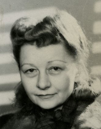 Passfoto von Anna Hess für ihren Antrag als „Opfer des Faschismus“, Berlin 1945