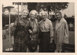 Andrea und Valerie Wolffenstein mit Gertrud und Elisabeth Schiemann (von links), Berlin, Sommer 1965