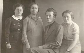 Chawa Berman (2. von links) mit ihren Kindern Toni (*1921), Adolf (*1916) und Margarita (*1919) in Berlin