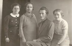 Fotografie: Chawa Berman (2. von links) mit ihren Kindern Toni (*1921), Adolf (*1916) und Margarita (*1919) in Berlin
