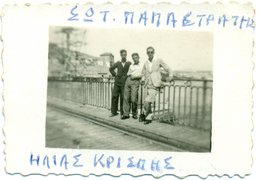 Sotiris Papastratis (center) with his Jewish friend and fellow student Elias Krispis (left), Chalkida, 1930s.