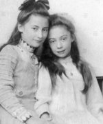 Käte (rechts) und Lotte Laserstein, um 1908