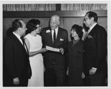Fotografie: Michael und Irene Feit, Eberhard Helmrich, Susanne Altmann und der deutsche Generalkonsul (von links) bei der Übergabe des Flugtickets nach Israel anlässlich von Helmrichs Ehrung durch Yad Vashem, 1967