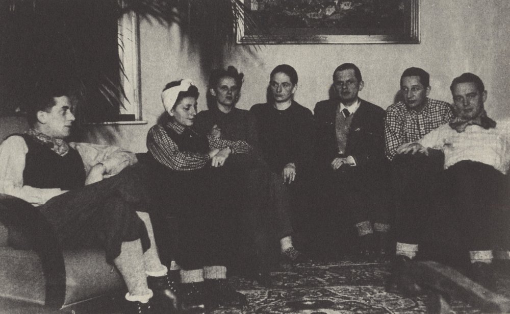 Fotografie: Bertold Beitz (1. von rechts) und Else Beitz (3. von links) im Kreis von Freund*innen in ihrer Wohnung in Borysław, um 1942