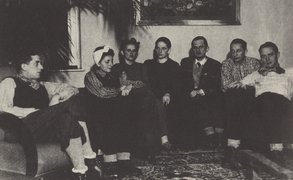 Bertold Beitz (1. von rechts) und Else Beitz (3. von links) im Kreis von Freund*innen in ihrer Wohnung in Borysław, um 1942